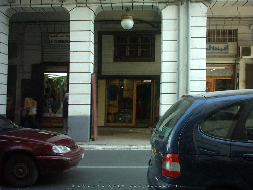 VOYAGE DU 22 29 04 2006 700 la ville les arcades il y avait un salon de coiffure.jpg